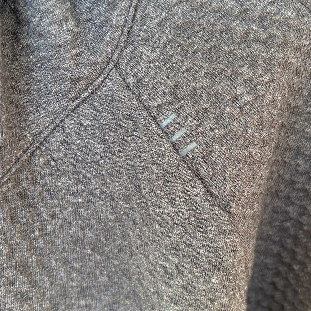 Men’s Lululemon textured mid weight hoodie. - Picture 4 of 15